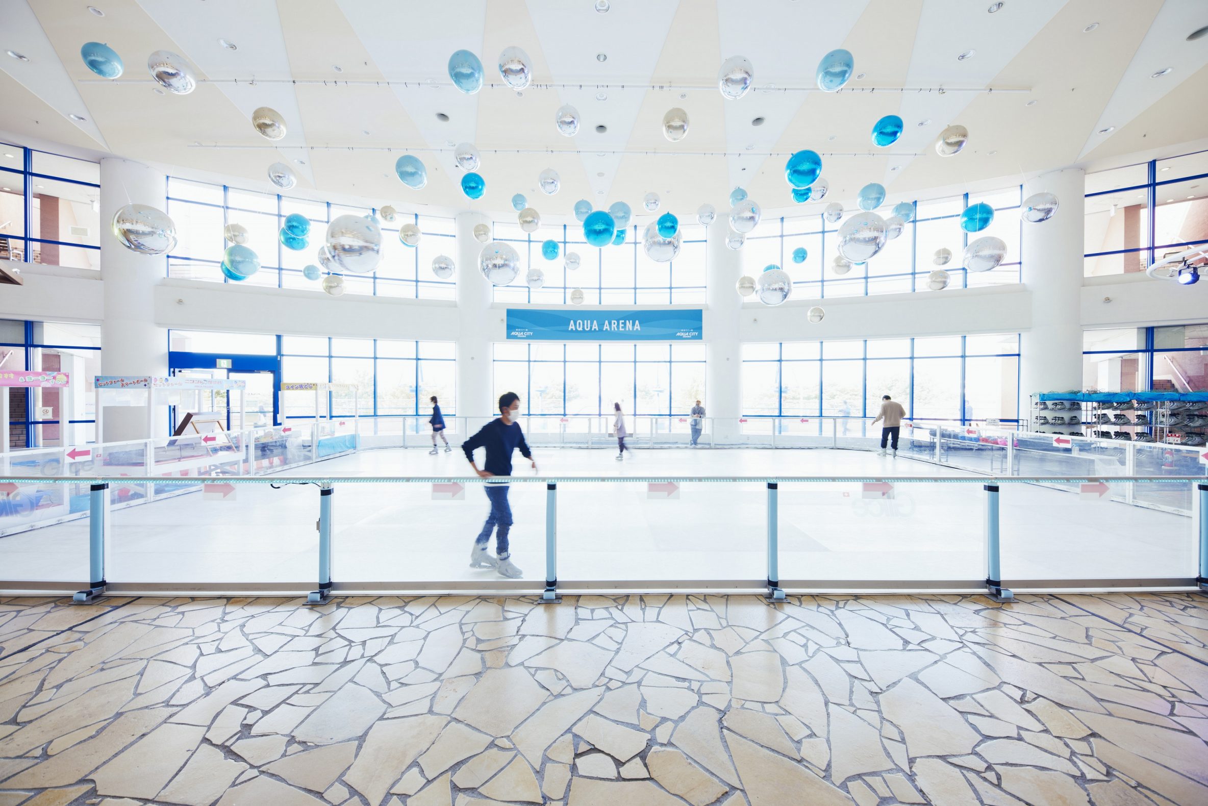 アクアシティお台場「Brilliant Winter Rink」開催！氷じゃない？アイススケートリンク | レクリム
